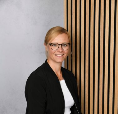 Unserer Schulsekretärin Stefanie Michaelsen vor einer Akustikwand