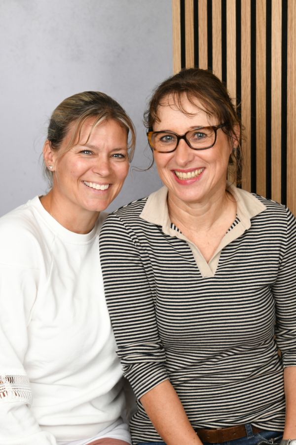 Unsere Schulleitung von links nach rechts Konrektorin Frederike Hermes und Rektorin Ines Zuckermann vor einer Akustikwand.